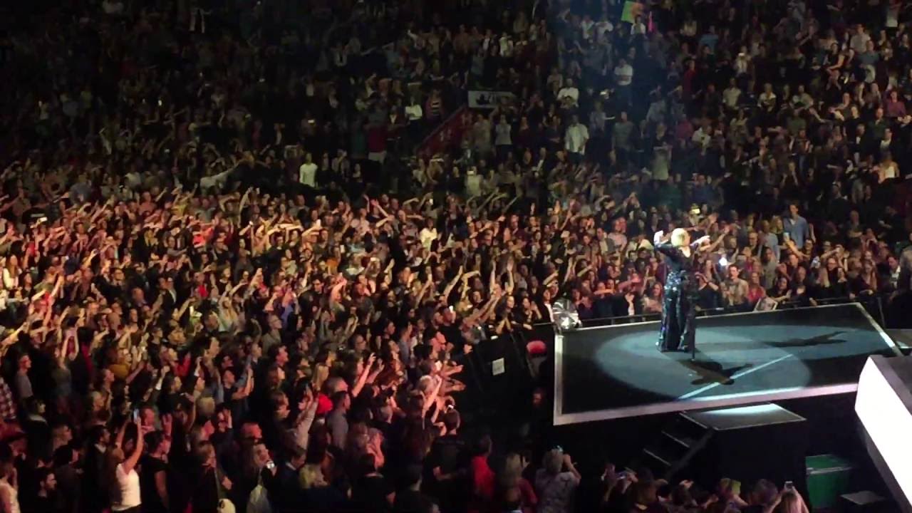 When We Were Young into Rolling in the Deep - Adele - Centre Bell - Montreal 9/30/16