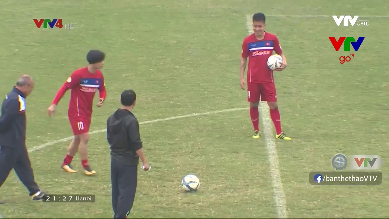 C&ocirc;ng Phượng v&agrave; HLV Park Hang-seo thi t&agrave;i s&uacute;t tr&uacute;ng x&agrave; ngang