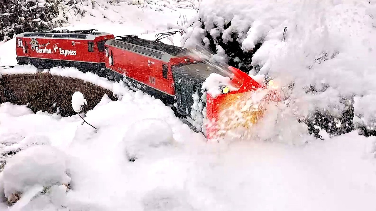 Schneefräse im Einsatz auf der Gartenbahn