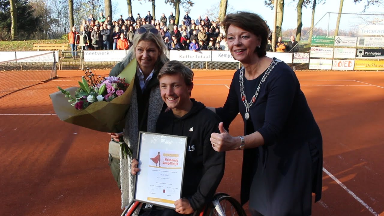 Niels Vink neemt jeugdlintje in ontvangst tijdens opname | Helmond
