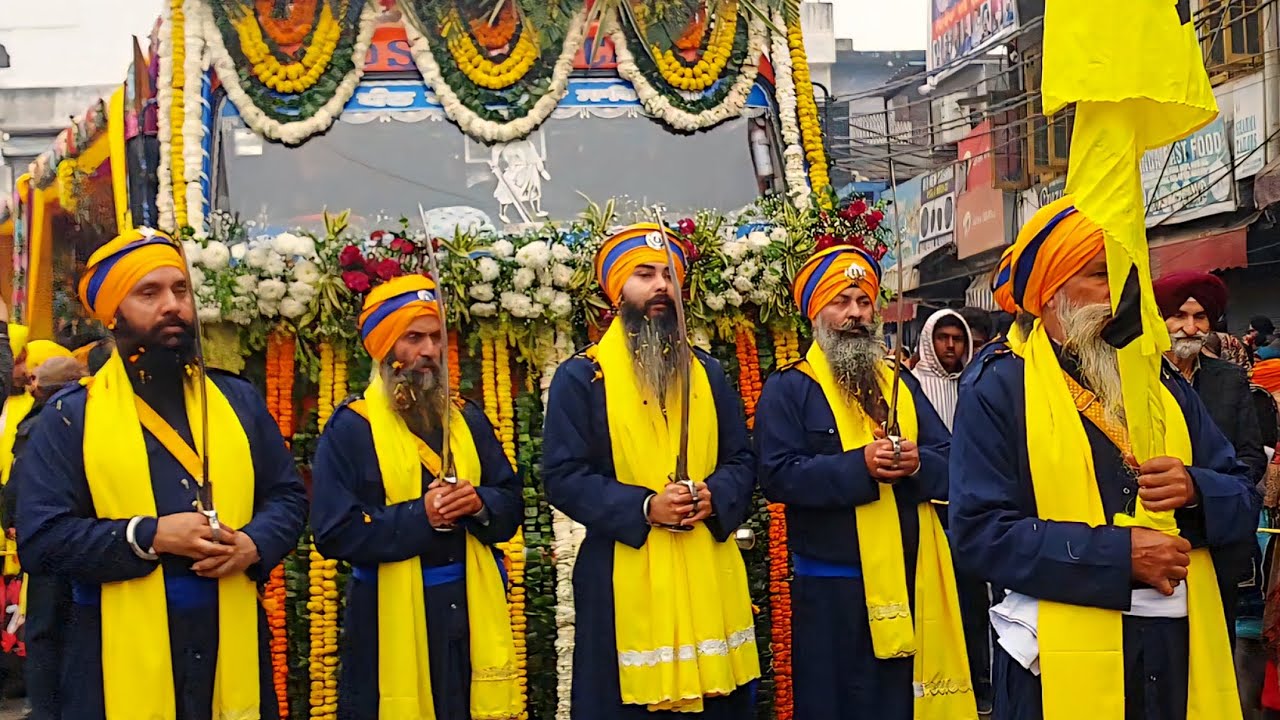 गुरु गोबिंद सिंह जी के प्रकाश पर्व पर निकला नगर कीर्तन, जगह-जगह पुष्प वर्षा से स्वागत