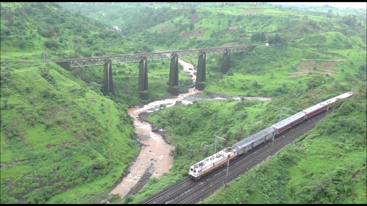 Jawdropping Visuals Of 22221 Csmt Nzm Push Pull Rajdhani Express Climbing Kasara Ghats In Rains !!!!