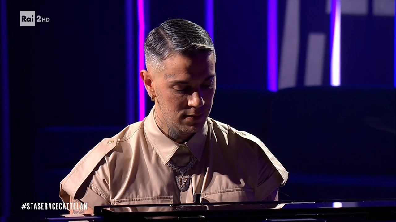 L'esibizione esclusiva di Emis Killa al pianoforte - Stasera c'è Cattelan su Rai2 del 10/04/2024