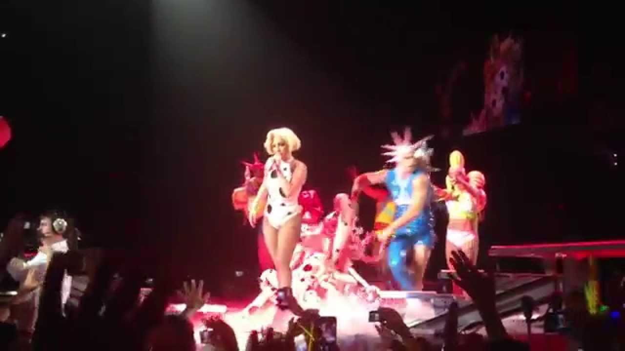 Lady Gaga - PAPARAZZI live in Vienna, Stadthalle, artRAVE: the ARTPOP ball