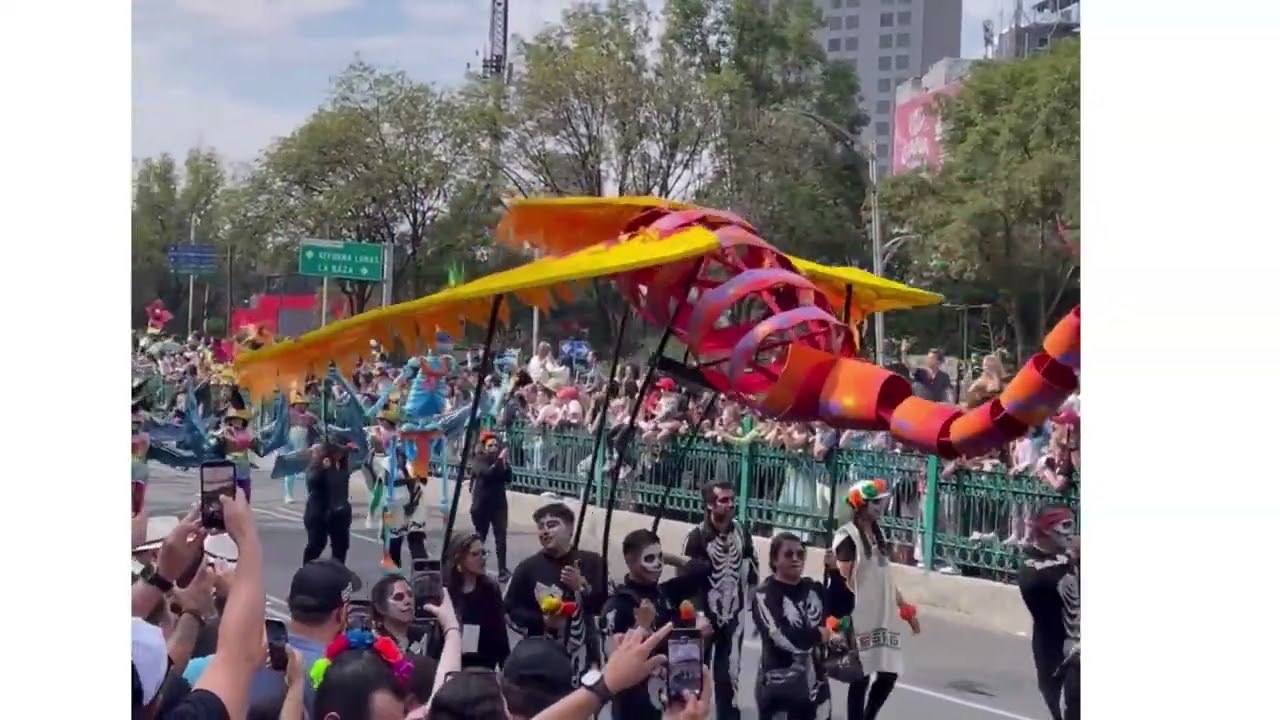 Tradicional desfile de día de Muertos en Ciudad de México. 
