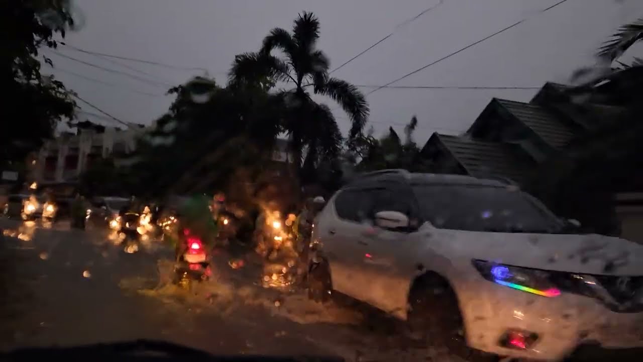 Suasana kota pekanbaru di saat hujan turun, banjir. Riau-indonesia #perjalanan 