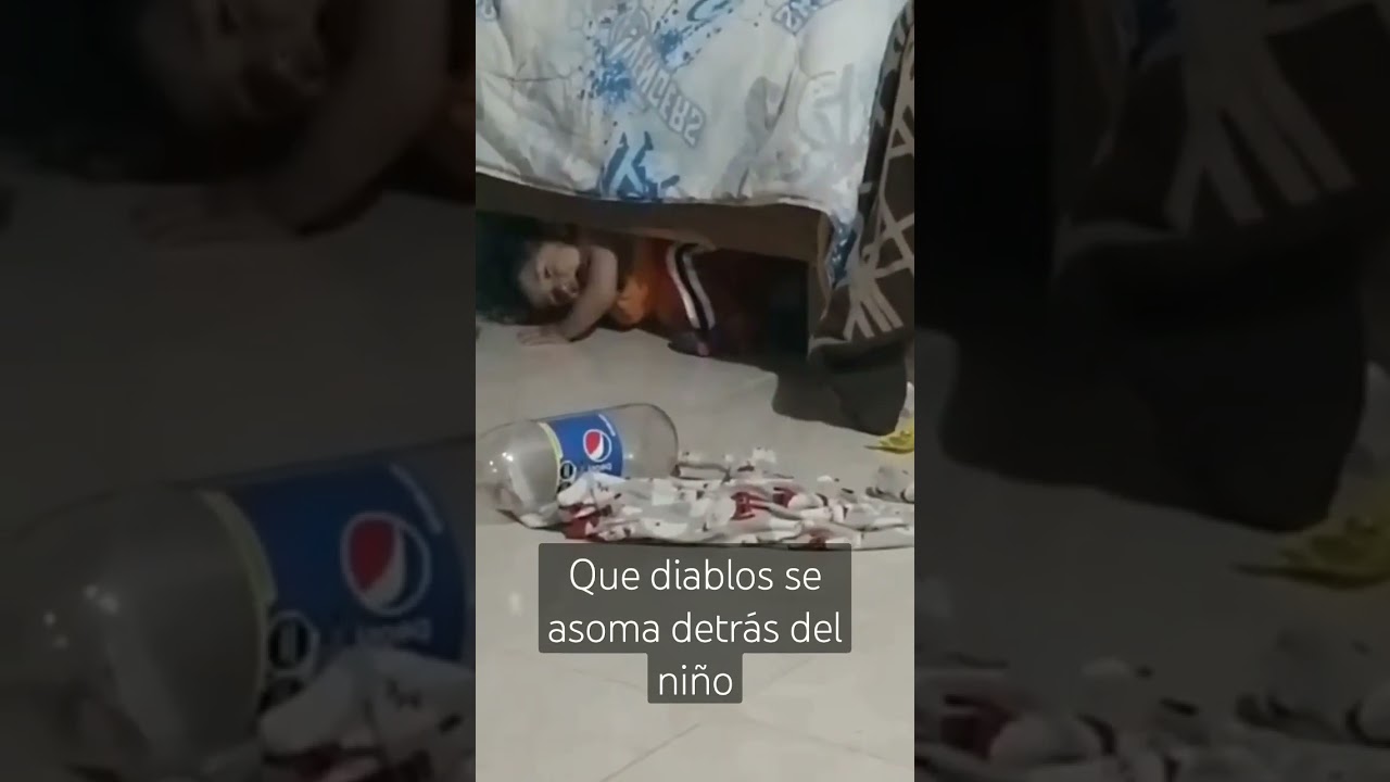 Que diablos se asoma detr&aacute;s del ni&ntilde;o #fantasmas #paranormal #fantasmasreales #demonios