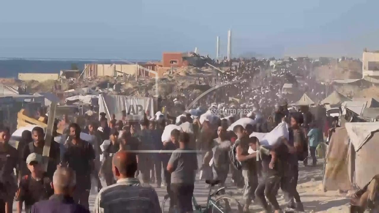 People with flour bags return through Zakim crossing, as dozens killed seeking aid