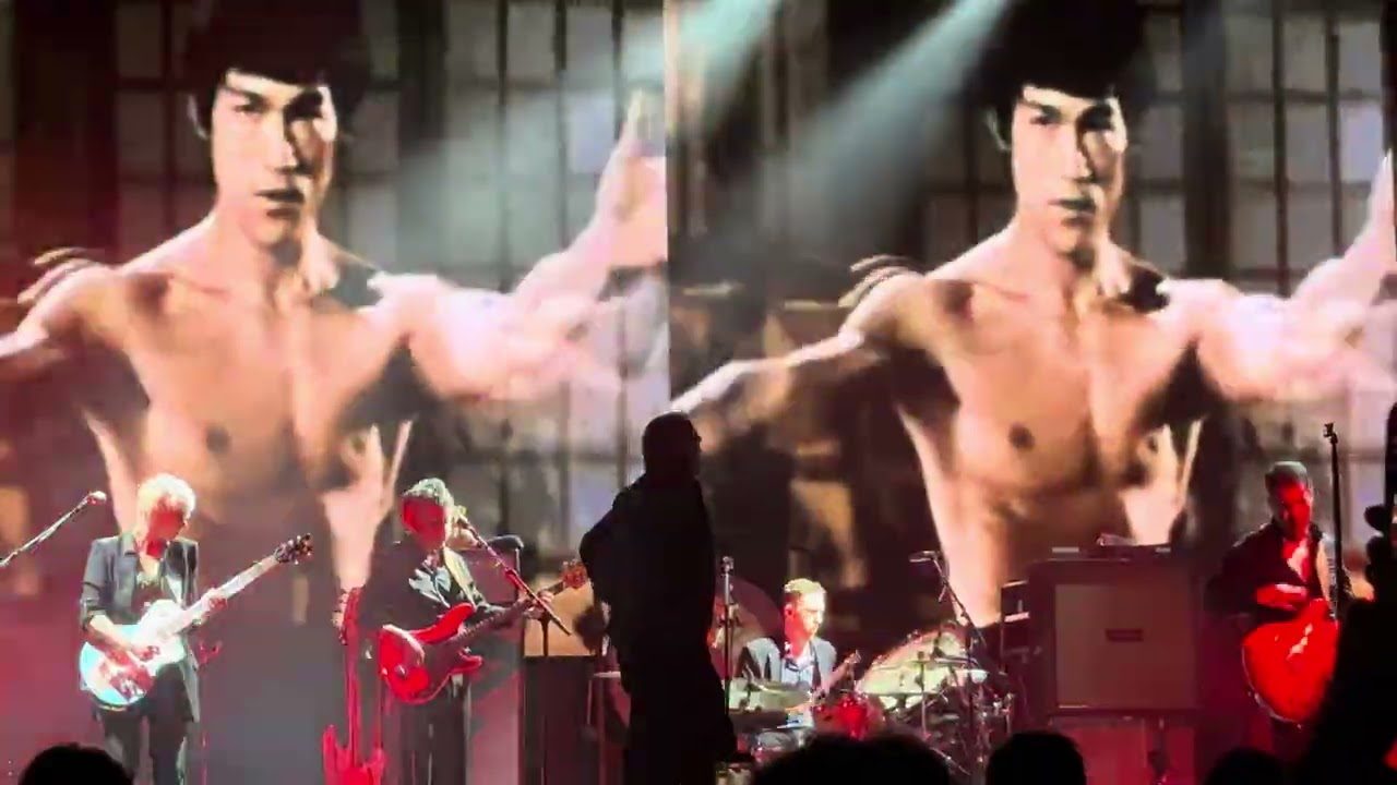 Morrissey - How soon is now ? Live at Fabrique , Milano . 9/3/26
