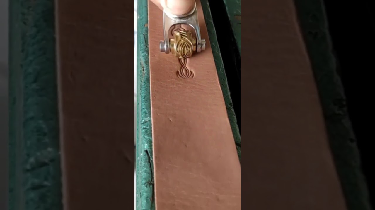 Ferramenta para bordar em couro (roletadeira manual)