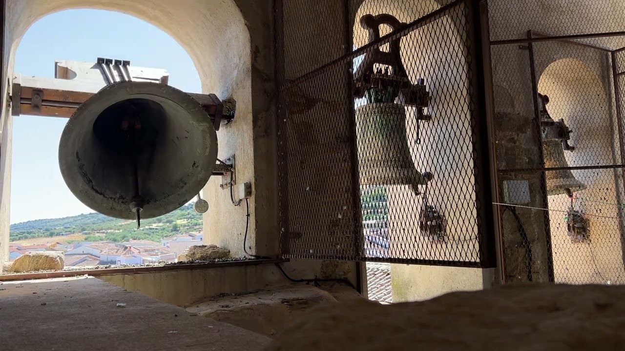 Repique de campanas novena y misa de domingo en Talaván, Cáceres.