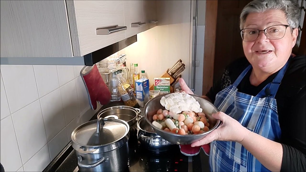 Hühnersuppe mit Nudeln und Grießklößen, wie die Muddi sie von der Oma gelernt hat.