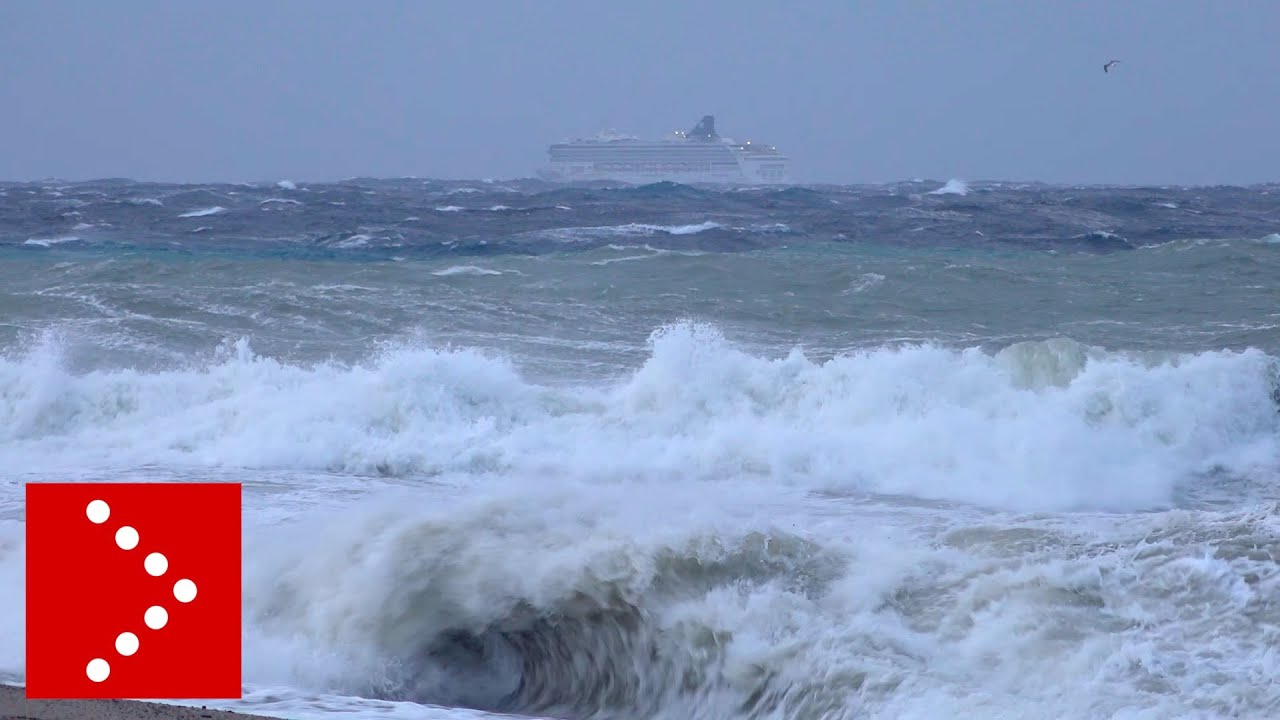 Mattinata tempestosa in Sicilia, forti raffiche di vento e mare agitato: lo Stretto di Messina