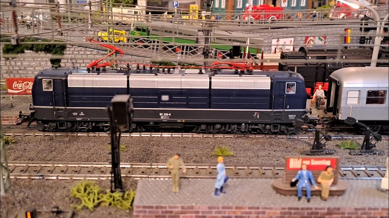 181 209-8 (Roco 43985, mit Sound) mit Nahverkehrszug auf der Modellbahn