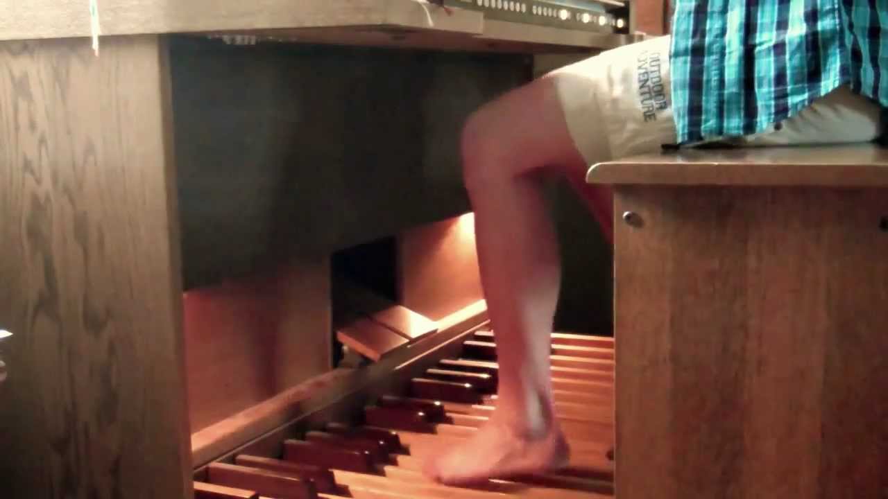 Zieh an die Macht du Arm des Herrn (GL 304, EG 621) - Godehard P&ouml;tter an der Orgel (barfu&szlig;)