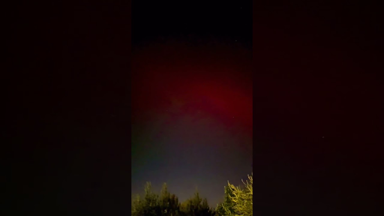 "Dancing under the mesmerizing glow of the Northern Lights✨ 