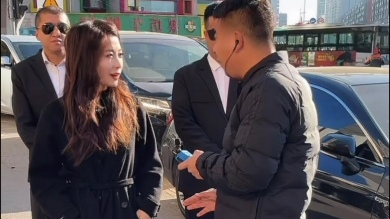 今天坐劳斯莱斯的女人突然来到直播现场，讲了一个元帅和她的情缘。宴请豪华礼物贵重，为情？为财？看不懂了．．．￼
