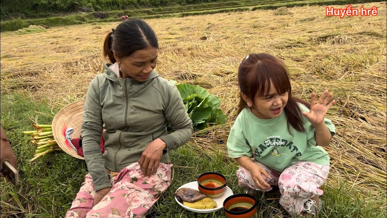 Huyền Hr&ecirc; đem b&aacute;nh ra cho mẹ thưởng thức b&aacute;nh ngon tại ruộng 