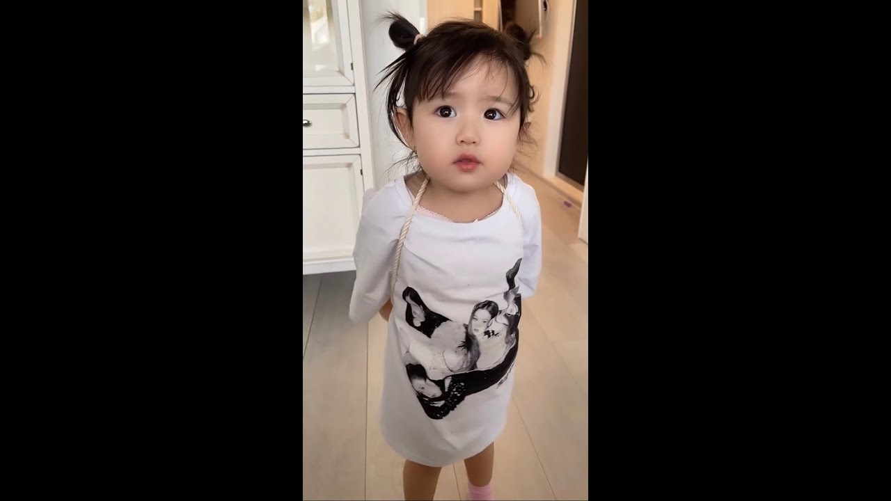 妈妈给莉娜宝贝扎了个丸子头，这小家伙背着个小包到处得瑟！