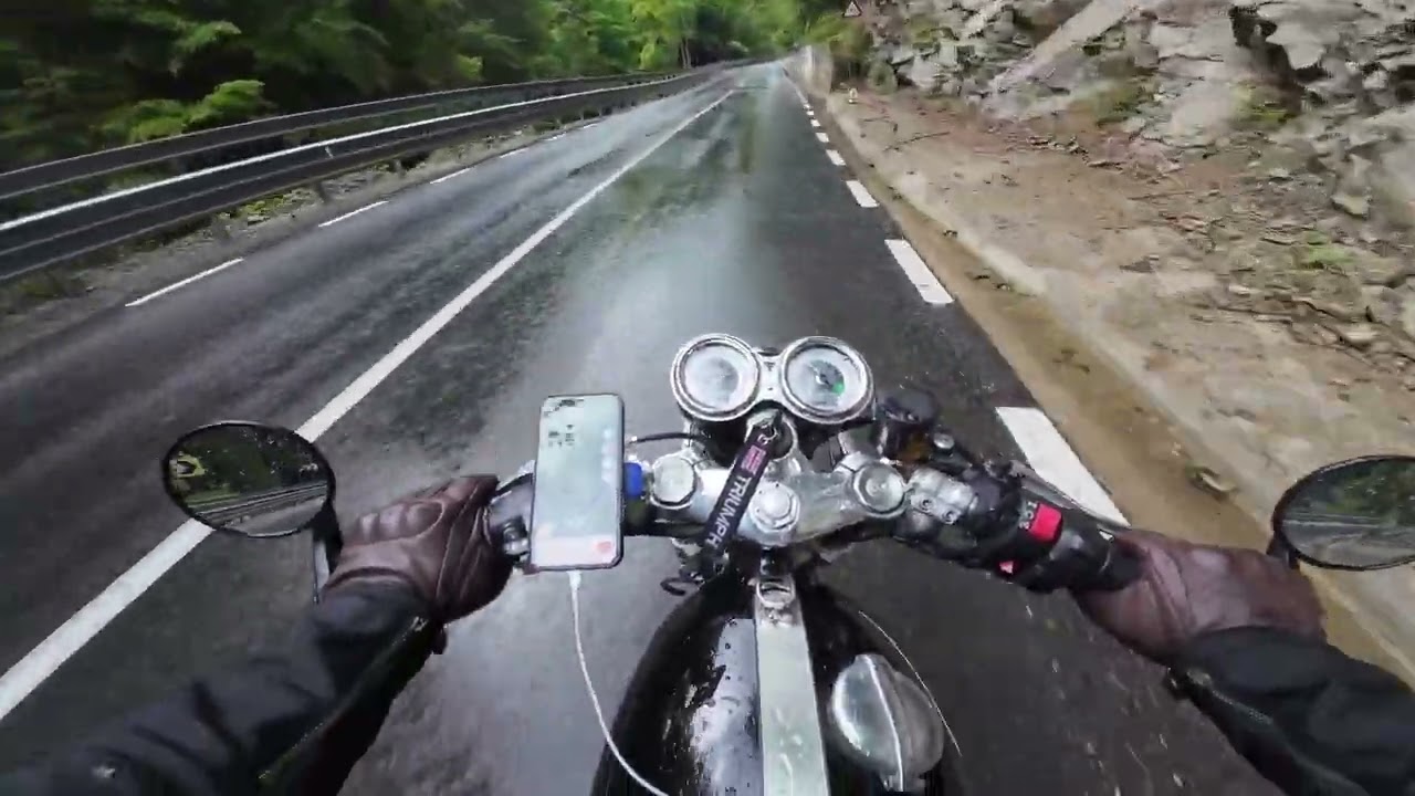 Triumph Thruxton R - ne a plouat la Izvorul Minunilor 