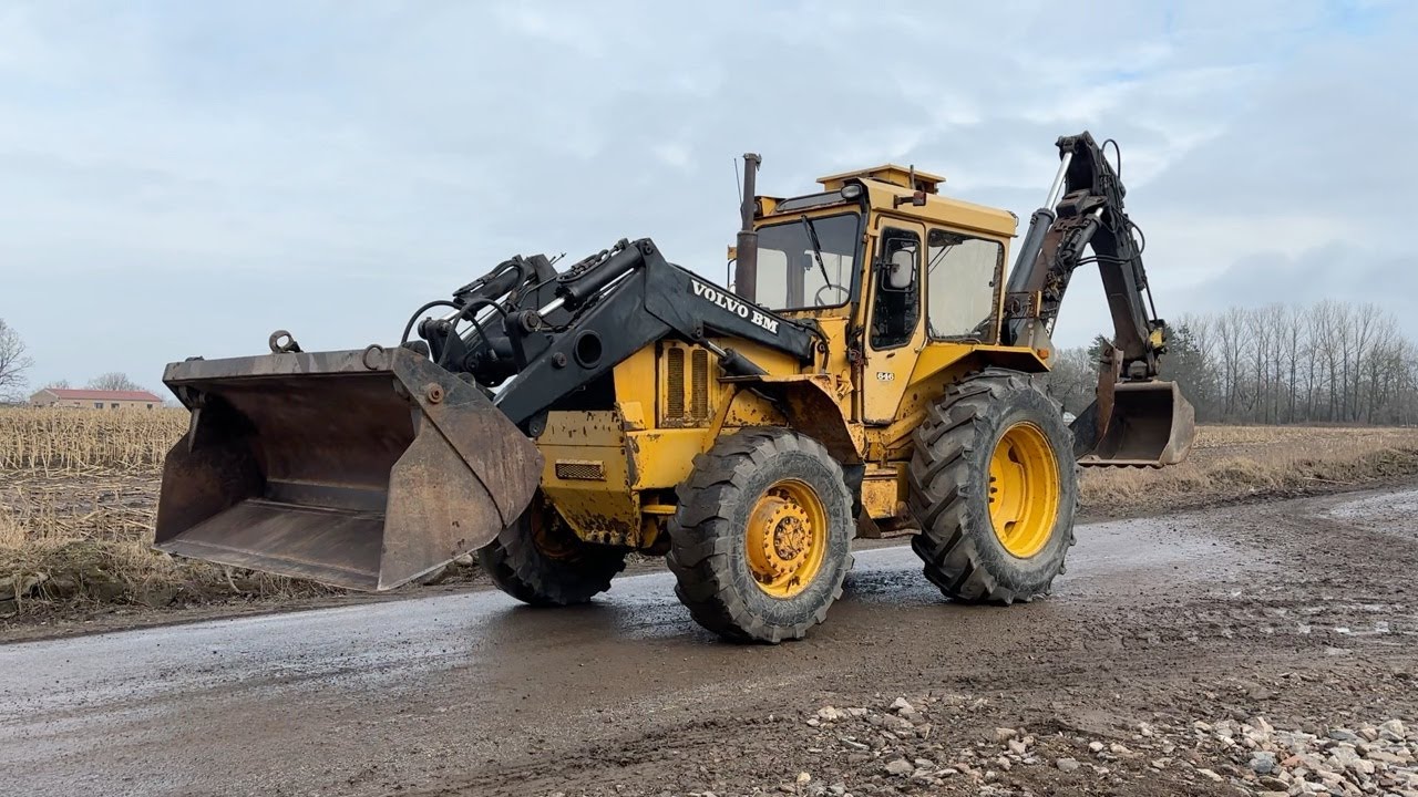 Köp Traktorgrävare Volvo BM 646 - Med 5 st redskap på Klaravik