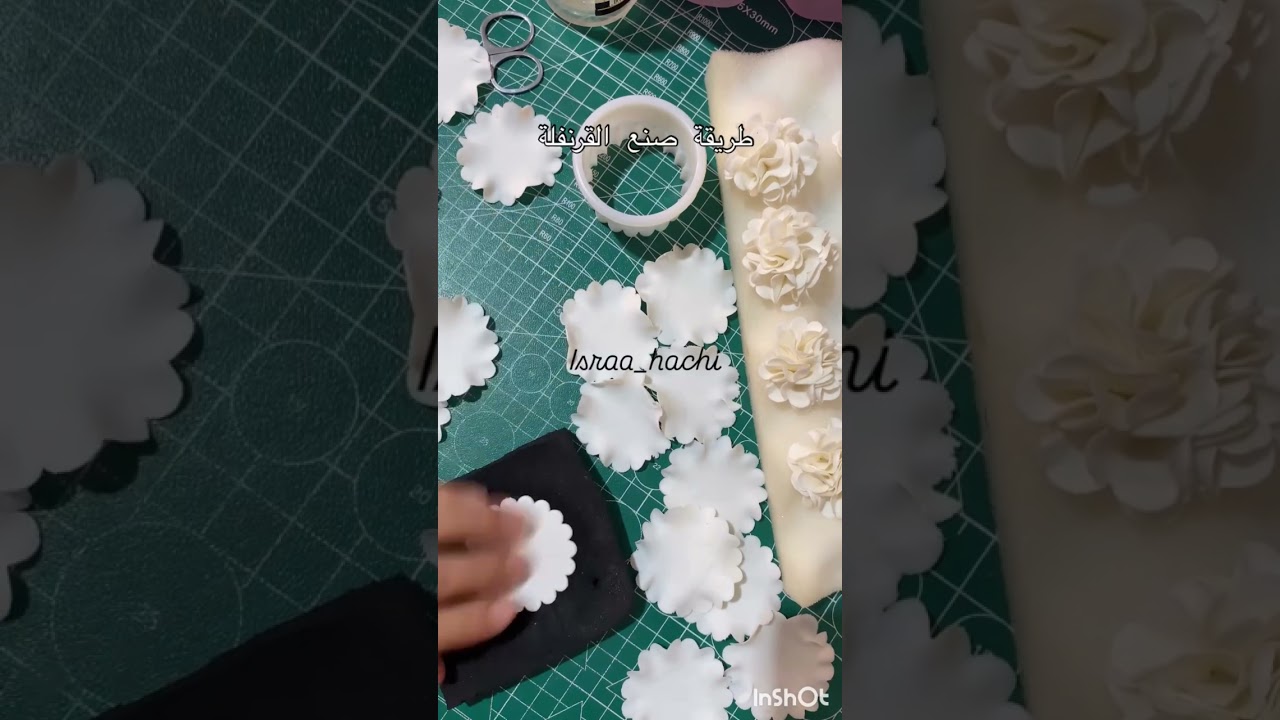 طريقة صنع القرنفلة بعجينة السكر الخاصة بالورود#gumpaste|