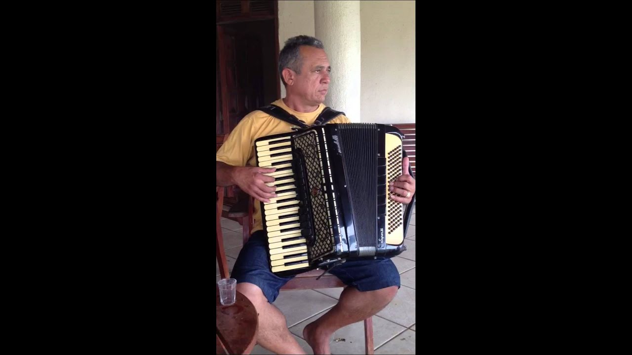 Sirano na fazenda, tomando cana e tocando .. Enchendo e der