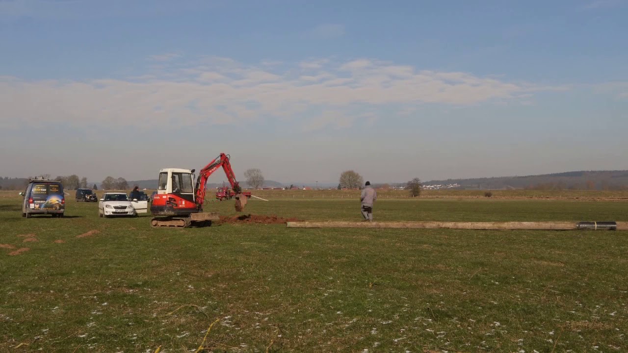 NABU Kirchhain stellt Storchenmast auf