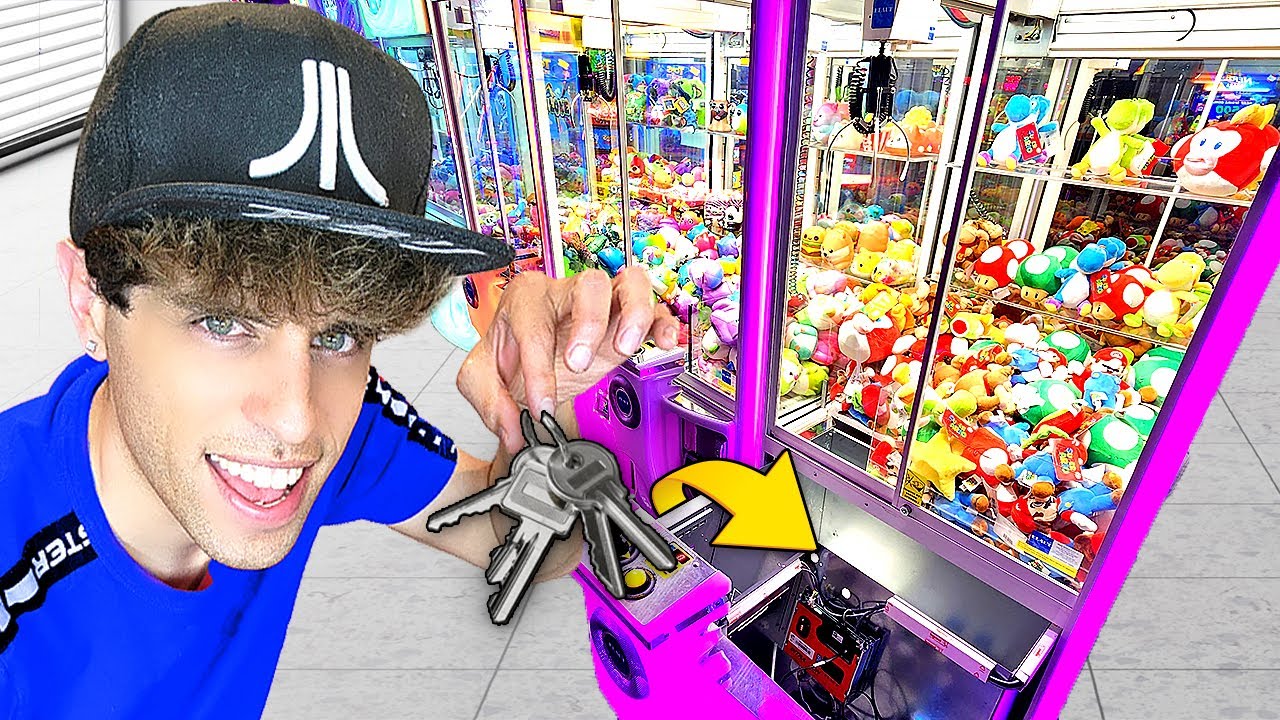 I Found The Keys To Open All The Claw Machines!!