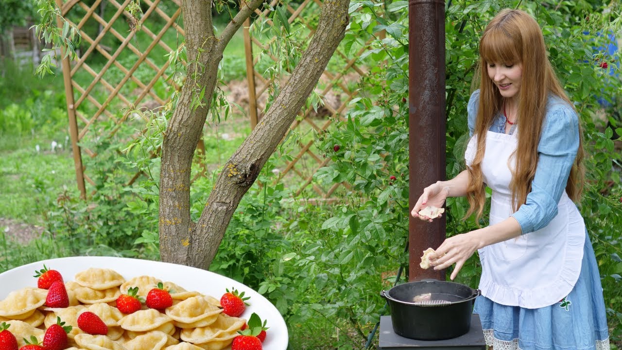 Знакомство со вкусом Польши: рецепт польских вареников с клубникой и черникой