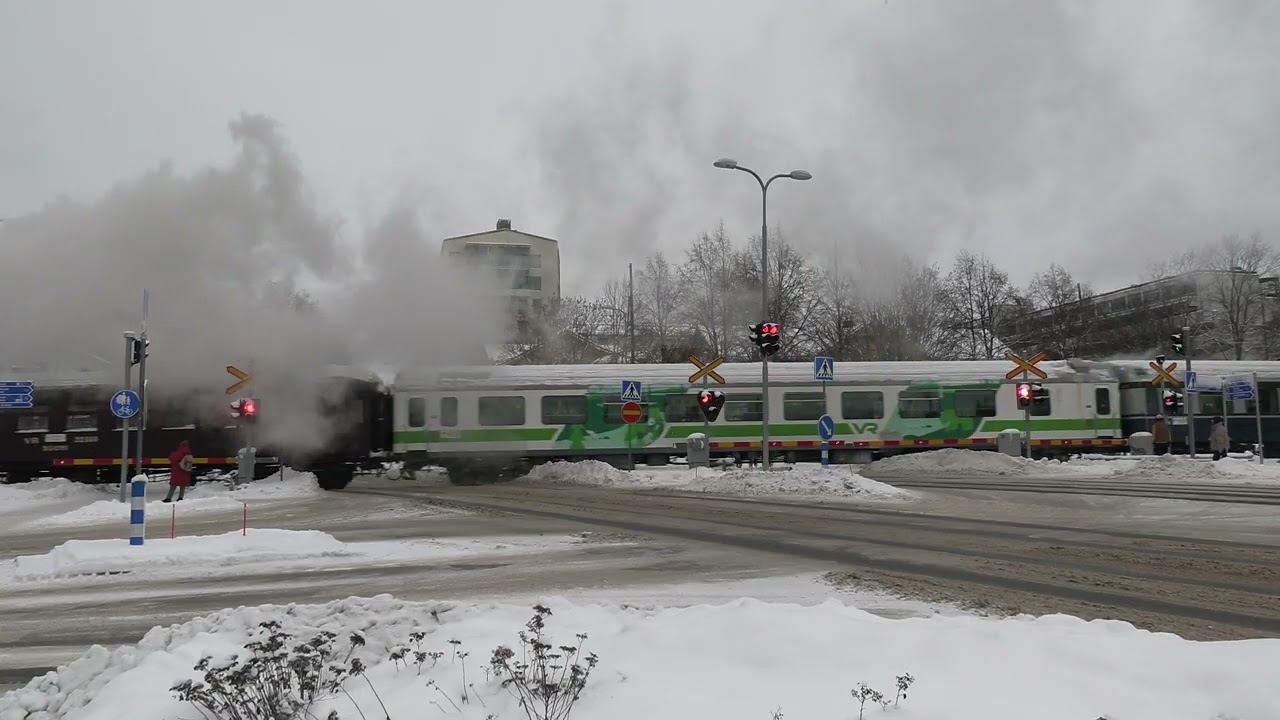 HMVY museum train MUS 1922 passed KIRKKOPUISTO level crossing @ Vaasa, Finland