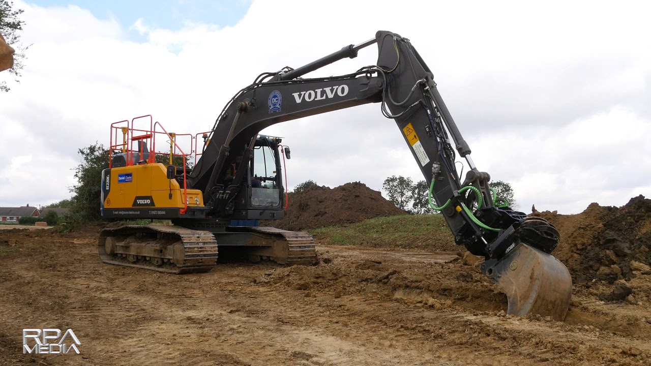 Volvo EC220E with SQ Steelwrist tilt rotator