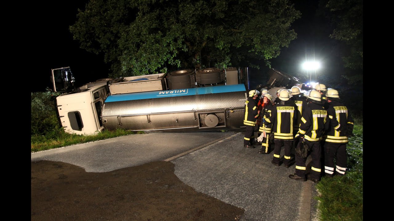 Milchlaster legt sich auf die Seite