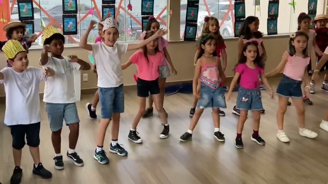 Coreografia da música Iara para o dia do folclore brasileiro.