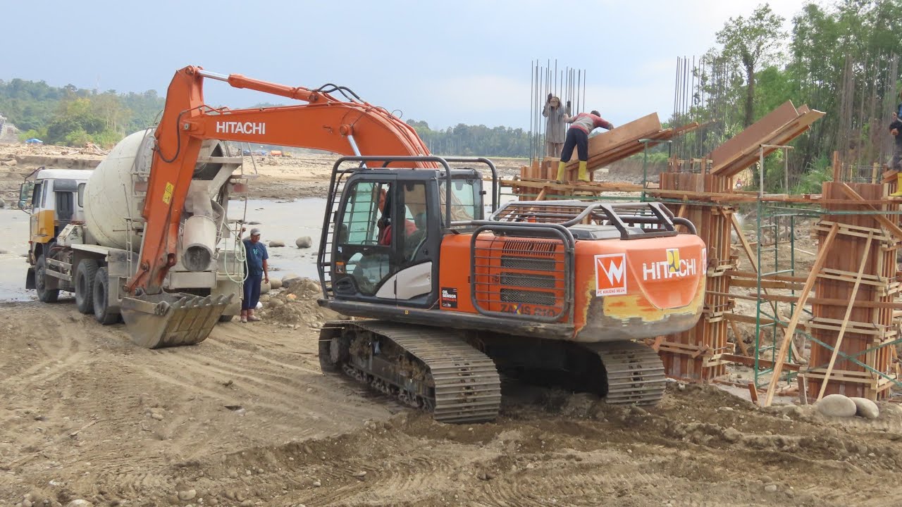 EXCAVATOR DENGAN TRUK MOLEN MENGALAMI TUGAS PENGECORAN PONDASI JABATAN