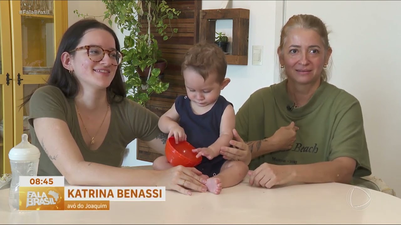 Mãe salva bebê de engasgo com manobra e vídeo viraliza