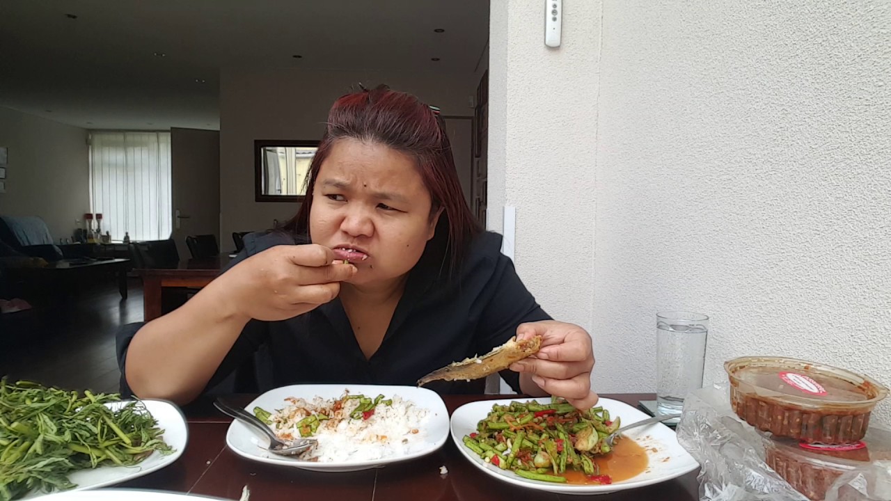 กินข้าวน้ำพริกปลาสลิดทอดตำถั่วหอยดอง(การกินไม่สุภาพโปรดไช้วิจารณญาณในการชม)