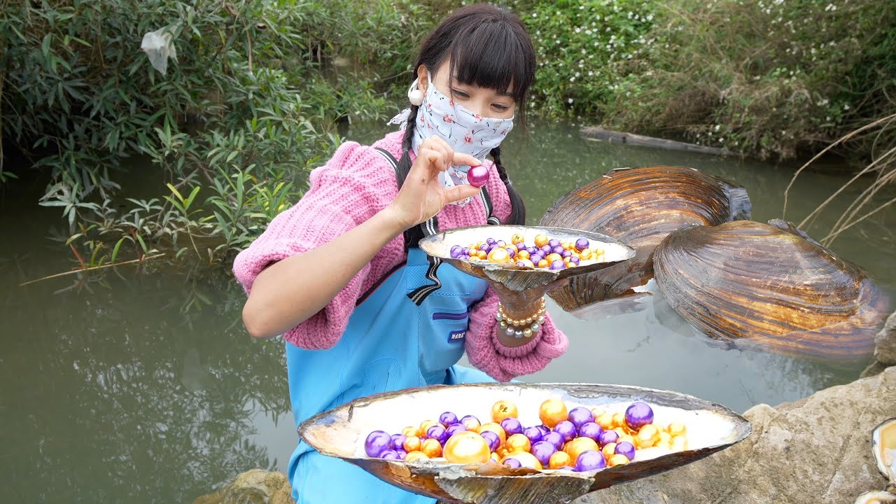 🥰The little girl searched for treasures in the wild and discovered dazzling pearls in giant clams