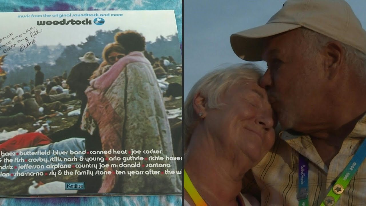 El abrazo que se convirti&oacute; en portada en Woodstock | AFP