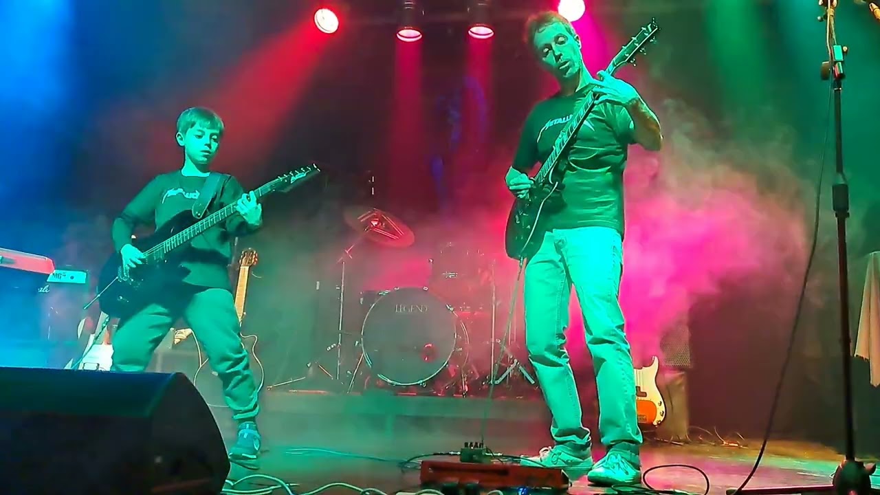 Enter Sandman - Metallica - Nicolas Gubetti (9 años) and Esteban Gubetti