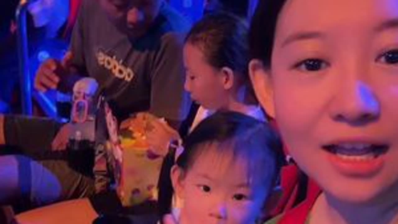 买了三天两晚套票的姐妹，长隆秀只能入园第一天观看，后面就作废啦，5点一场，8点一场，提前半小时到检票口，进入只能坐第二层，去找H、I、J这三个区，正对着舞台，观感特别好，#vlog日常 #亲子游...