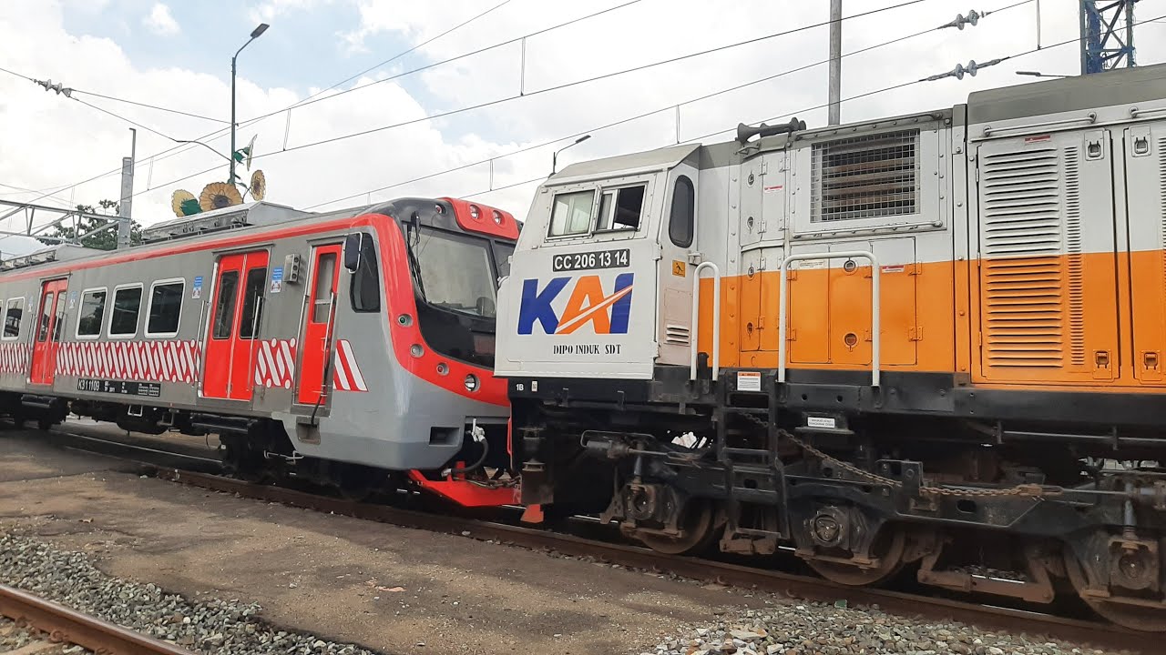 KRL DITARIK LOKOMOTIF ! Pengiriman KRL Ke Stasiun Klaten Untuk UJI COBA KRL Yogya - Solo.