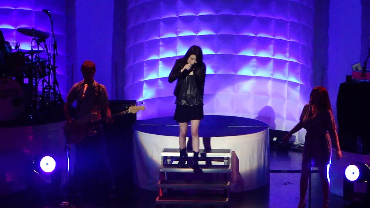 Miranda Cosgrove - Kissin' U (Live at Hard Rock Orlando)