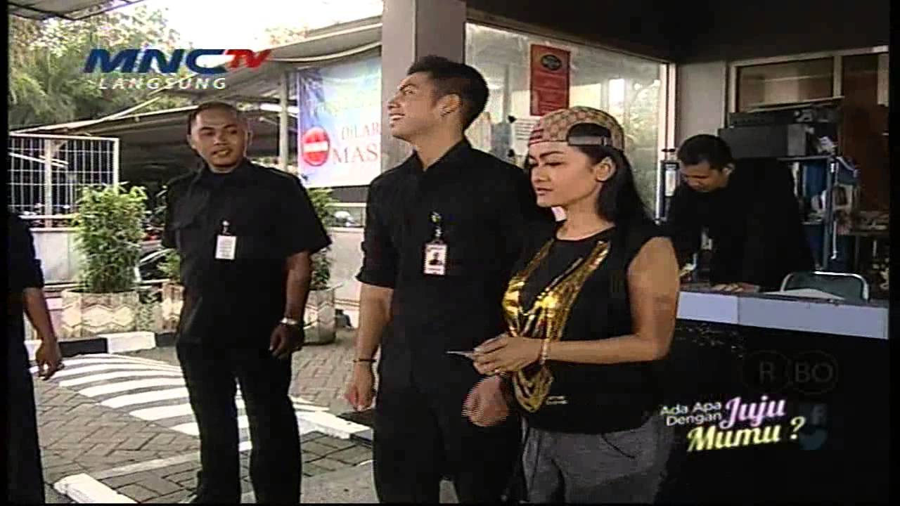 Julia Perez Belajar Jadi Security Sama Mukhlis -  Ada Apa Dengan Juju Mumu?