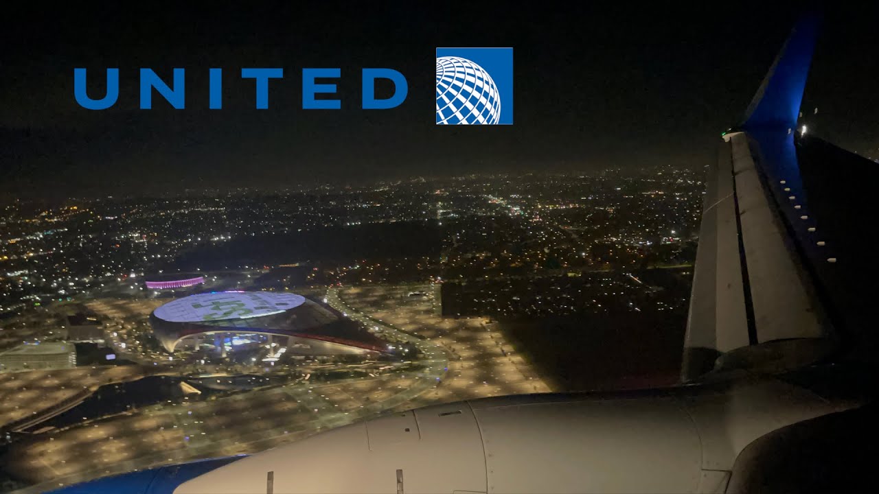 United Airlines EvoBlue 737-800 evening landing in Los Angeles (LAX)