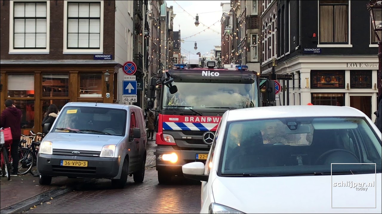Amsterdam Herengracht fire truck almost gets stuck