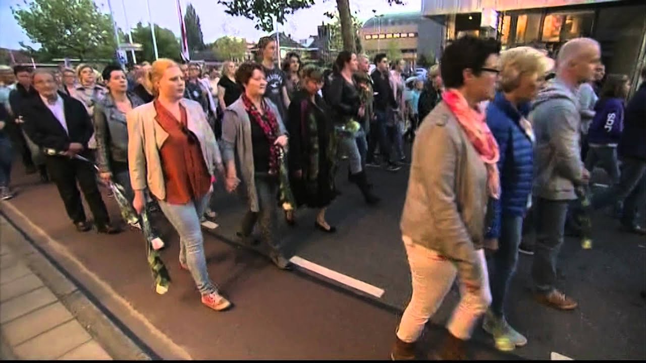 Beelden stille tocht in Haaksbergen voor slachtoffers drama met monstertruck