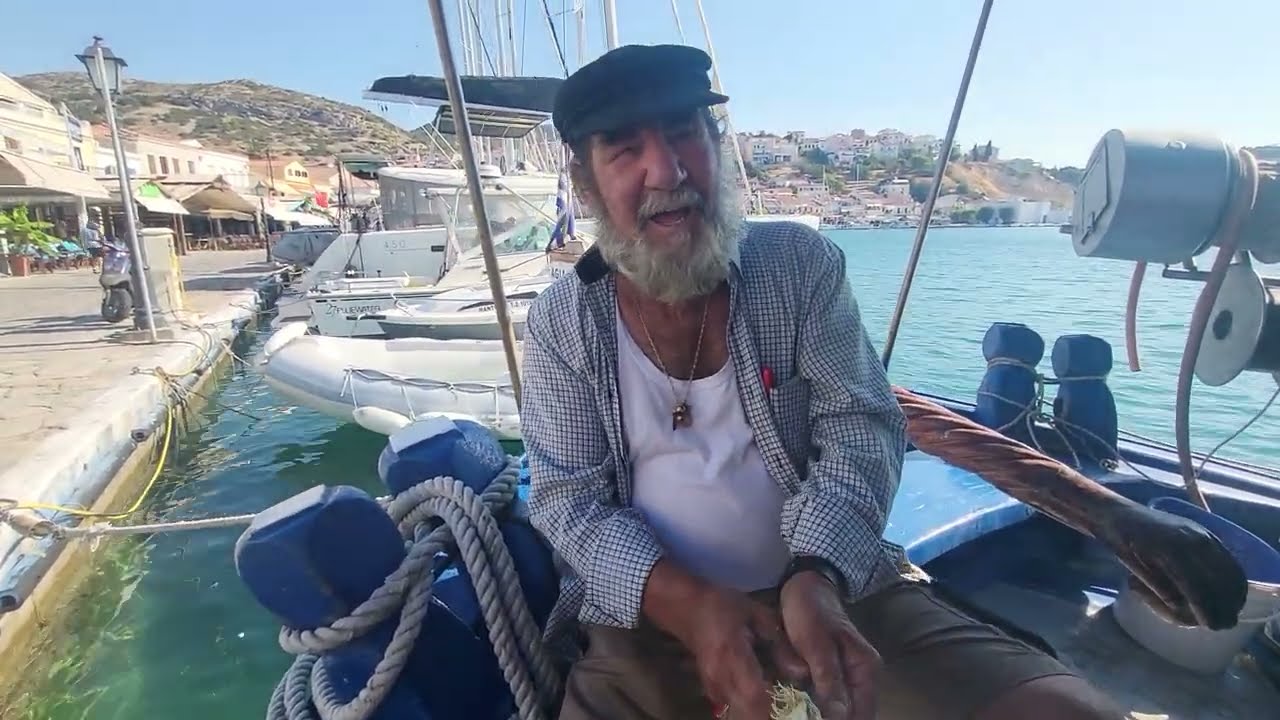 Ο Γιάννης Μπρασκης στο καΐκι του το Αγία Ειρήνη στο Πυθαγόρειο Σάμου
