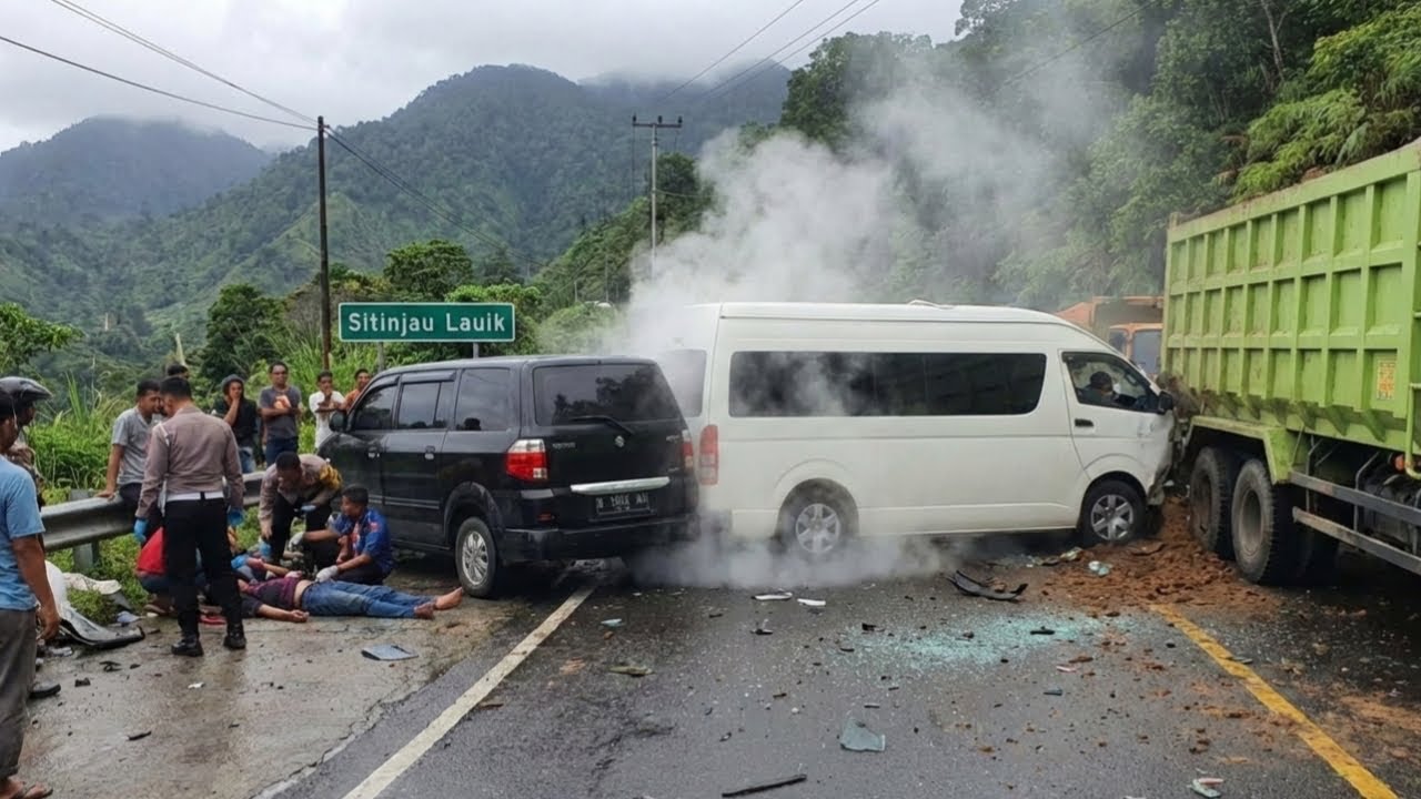Innalillahi, Live Detik Detik Mengerikan Travel Rem Blong Tabrak APV Terjepit Truk di Sitinjau Lauik