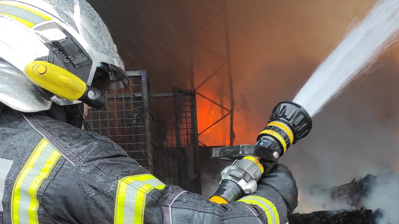 Bomberos: incendio en nave de cosméticos